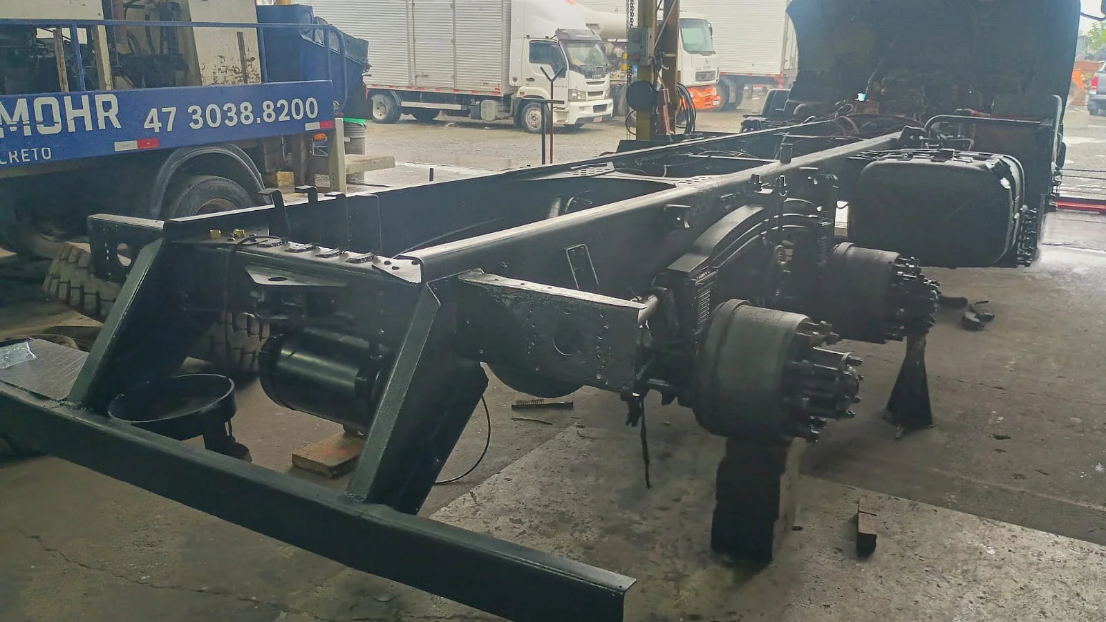 Equipamento pesado em manutenção mecânica e hidráulica