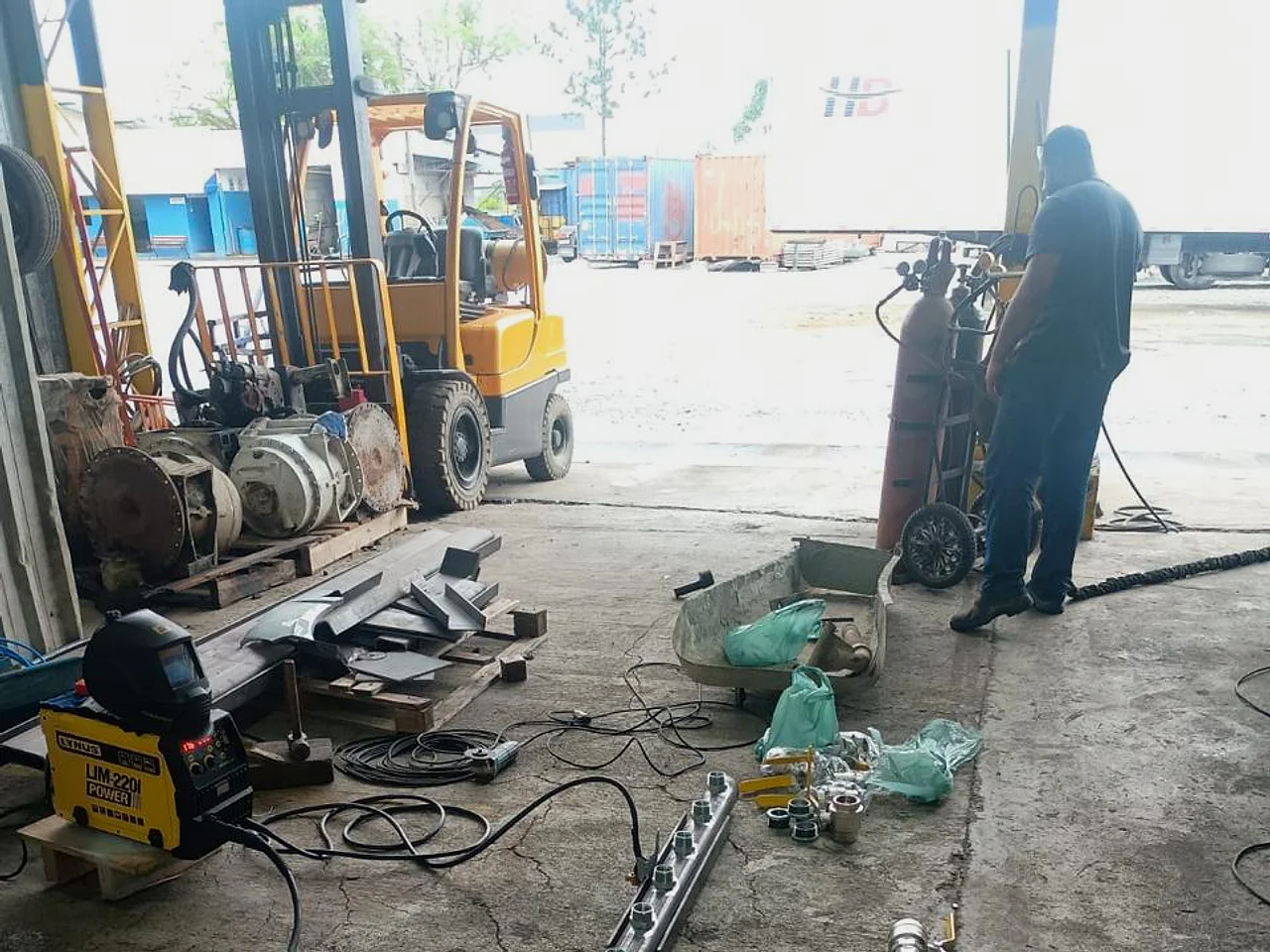 Profissional realizando manutenção preventiva em oficina